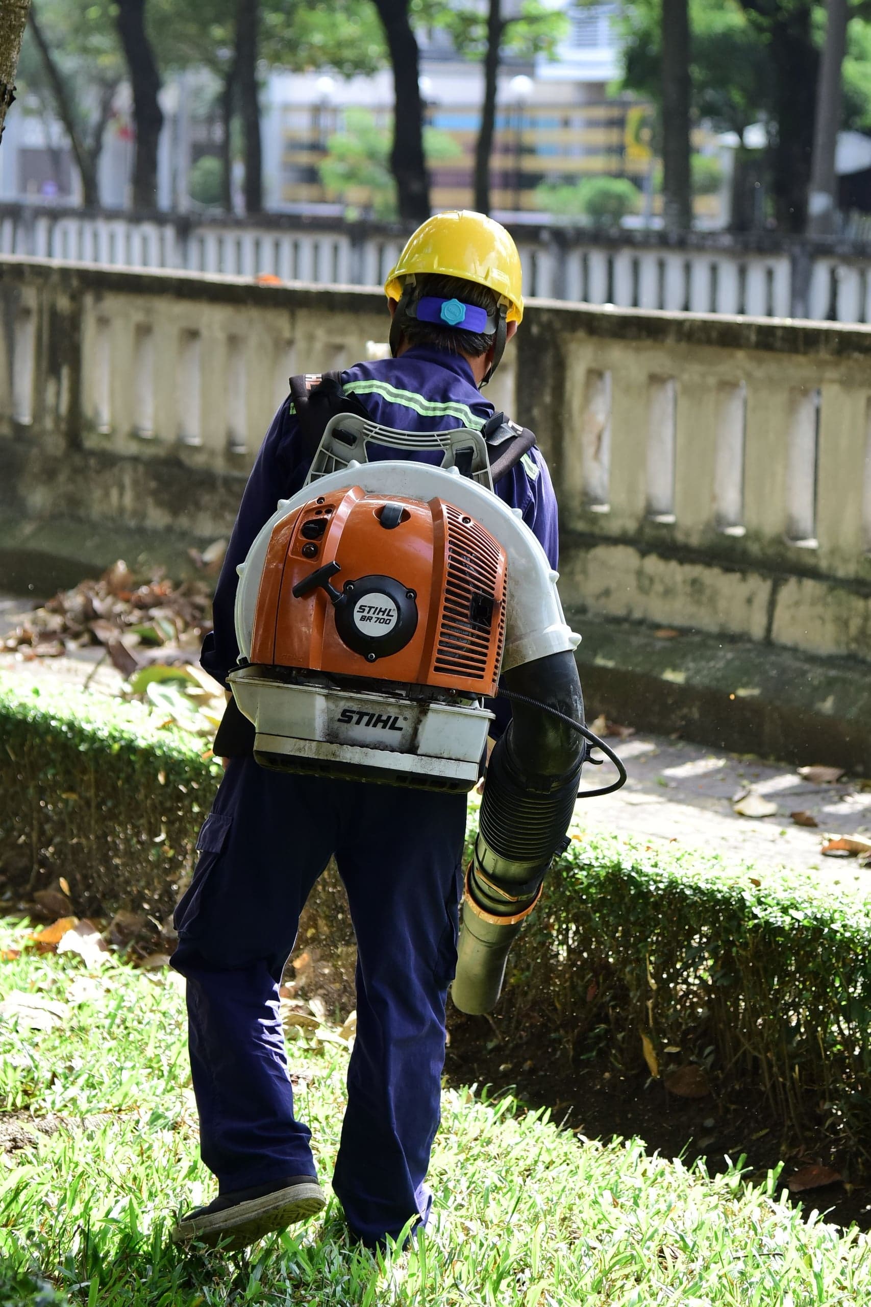 Paysagiste au travail, souffleur sur le dos